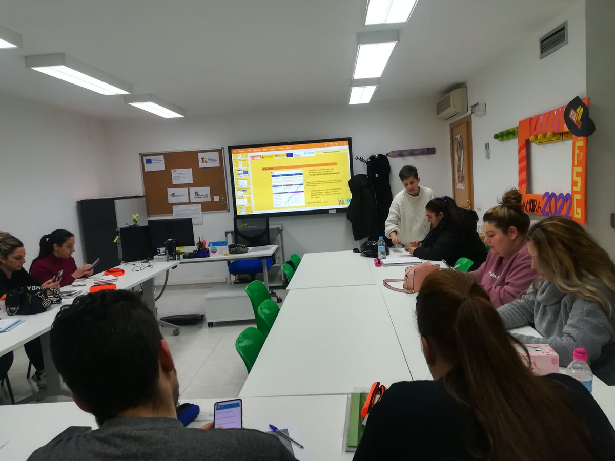 gitanos_org_CYL's tweet photo. Las/os participantes del PROGRAMA INSERRENTA 22/23 #Zamora, inmersos en los trámites por internet. "Ser digital, es avanzar". #FondosEuropeos @jcyl https://t.co/bWTc3k5p4Q