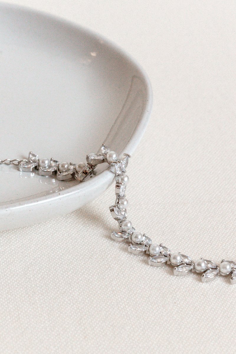 TimelessLook_'s tweet image. Accessorize your special day with this stunning bracelet, adorned with shimmering pearls – the perfect way to complement any outfit! 

#weddingjewellery #bridaljewellery  #glambride #winterwedding #specialoccasionwear #datenightoutfit #custobracelet #statementjewelry