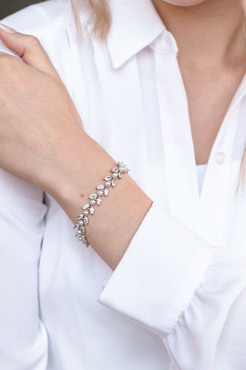 TimelessLook_'s tweet image. Accessorize your special day with this stunning bracelet, adorned with shimmering pearls – the perfect way to complement any outfit! 

#weddingjewellery #bridaljewellery  #glambride #winterwedding #specialoccasionwear #datenightoutfit #custobracelet #statementjewelry