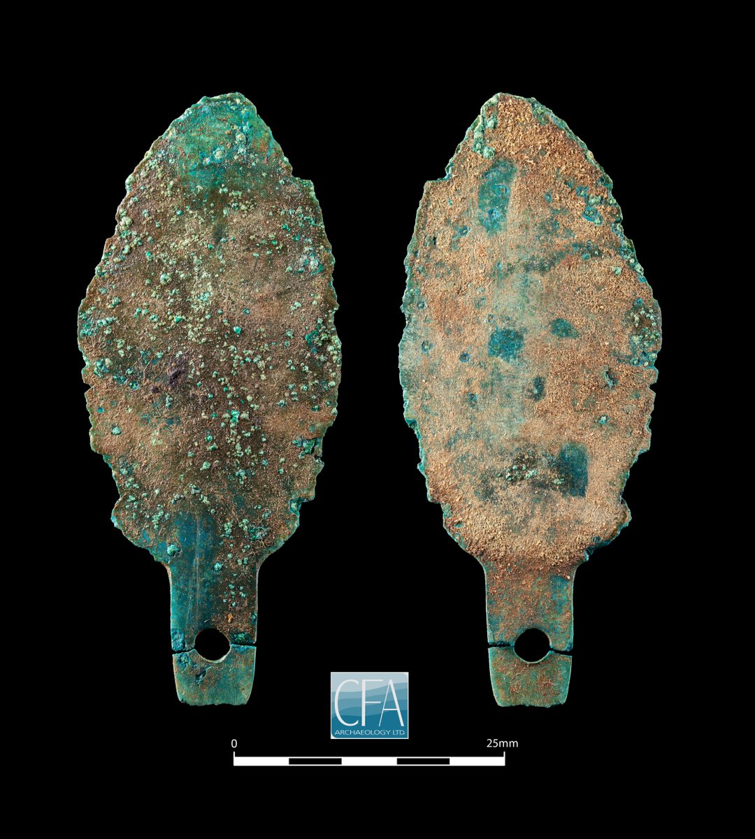 cfa_archaeology's tweet photo. Happy #FindsFriday! Today we have a double-edged copper alloy oval razor (try saying that three times fast!) which was found within an inverted cremation burial urn in #Crieff. 

#Prehistory #Prehistoric #PrehistoricArchaeology #ScottishArchaeology #Scotland #ScottishHistory https://t.co/uJnkkHMI0Y