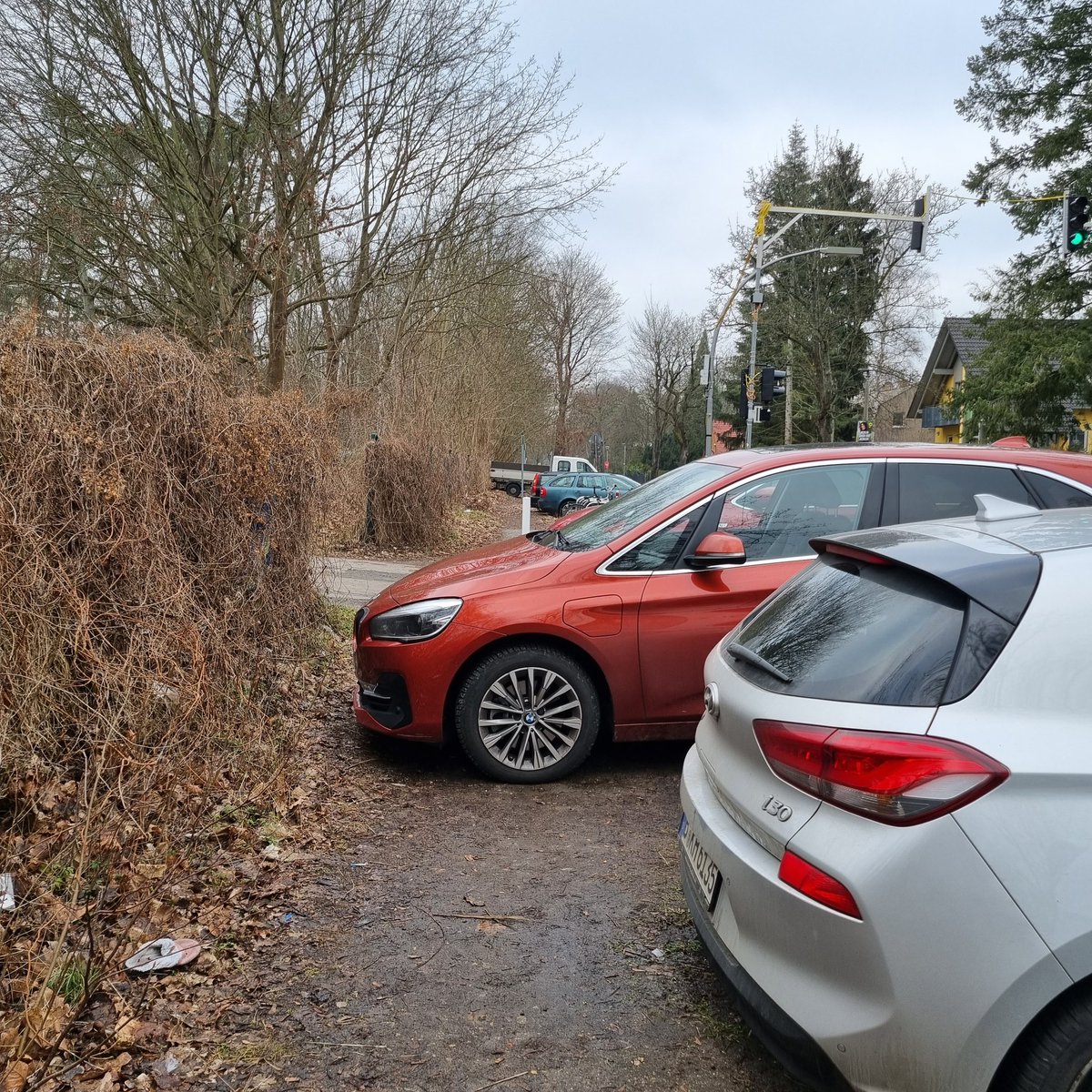 Eigentlich sollte man einfach über die Motorhaube laufen. Auch wenn man einen Kindersitzim Wagen hat darf man nicht alles.