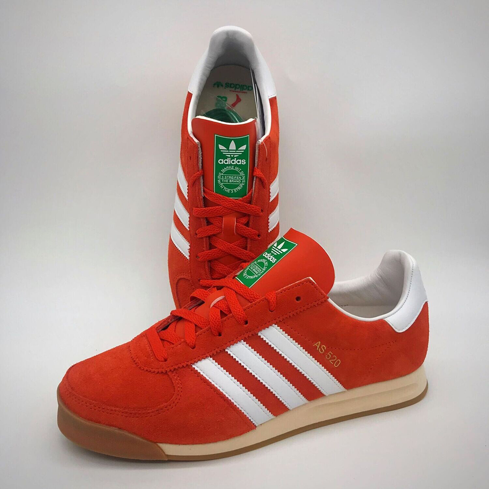 SportingIconsUK's tweet photo. Bobble Hat weather is here ❄️

Check out the van Basten bobble, inspired by the iconic Euro 88 home shirt is available now, makes a great combo with the #Adidas #AS520. Limited edition of 50 - grab yours today - https://t.co/hRIKKORT2p

#Adidas #ComboCup #Adifamily #Holland https://t.co/9wcrEjx7Ar