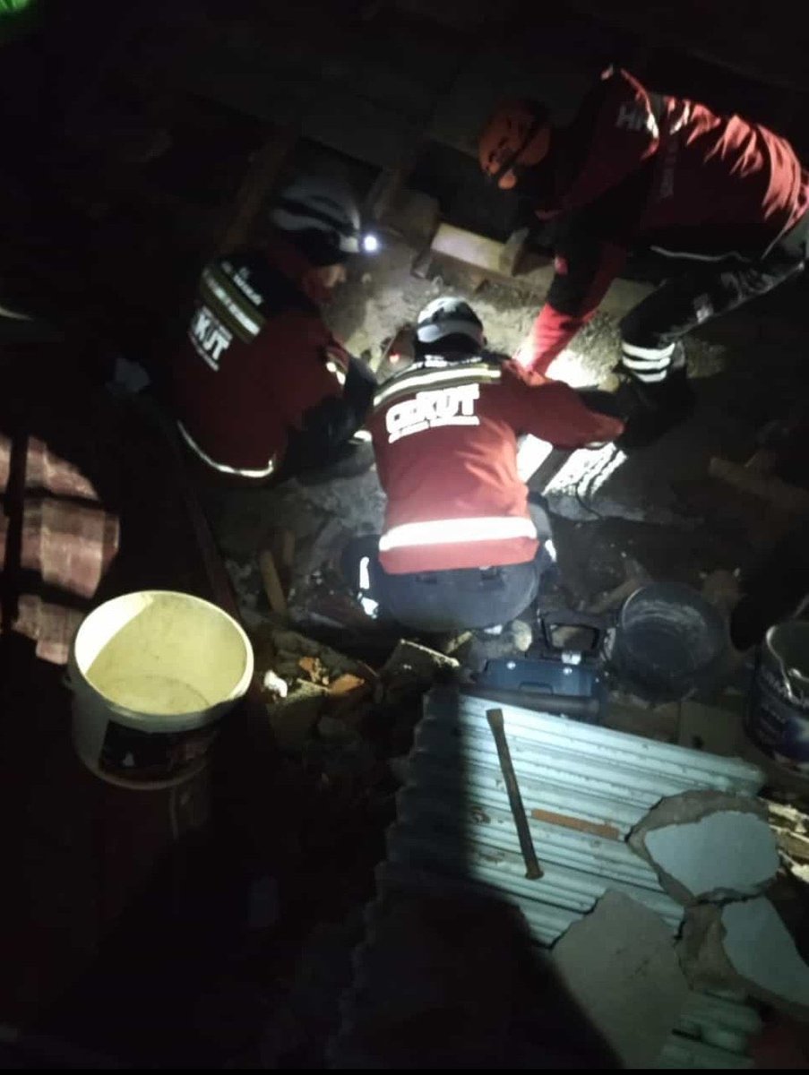 Aralarında Cezaevi Şoförlerinin de bulunduğu Cezaevi Personellerinden oluşan #cekut ekibini tebrik ve takdir ediyoruz. Allah yardımcınız olsun. Bininiz bir oldunuz. 🇹🇷 #deprem #YARDIM <a href="/ctekurumsal/">Ceza ve Tevkifevleri Genel Müdürlüğü</a> <a href="/adalet_bakanlik/">T.C. Adalet Bakanlığı</a>