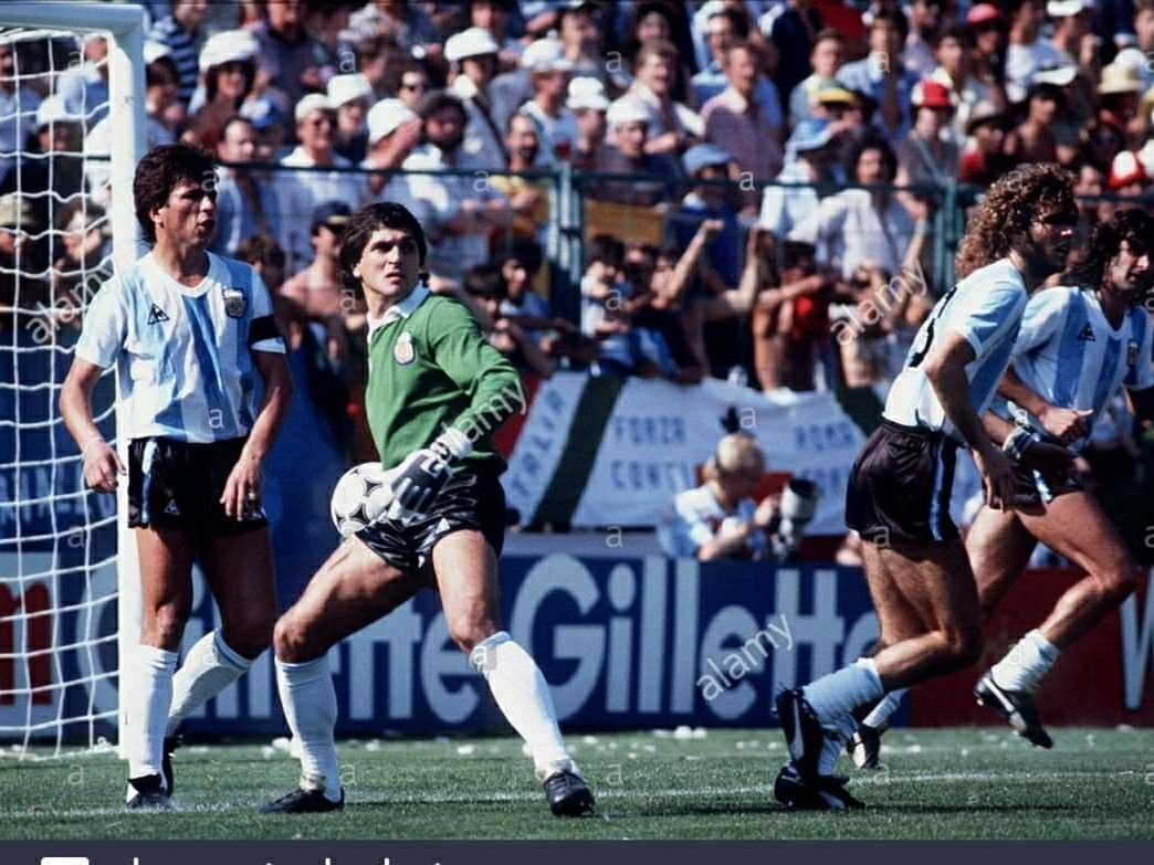 LaBaandaCARP's tweet photo. "Le quiero dar un abrazo enorme porque si bien no somos amigos de la vida, fuimos dos guerreros del fútbol. Tenemos que estar juntos y olvidar las cosas del pasado, las cuales irán sanando. Es muy bueno que esté. Con la invitación de Passarella vamos a dar el ejemplo" #Filliol https://t.co/PBWOpHfy0U
