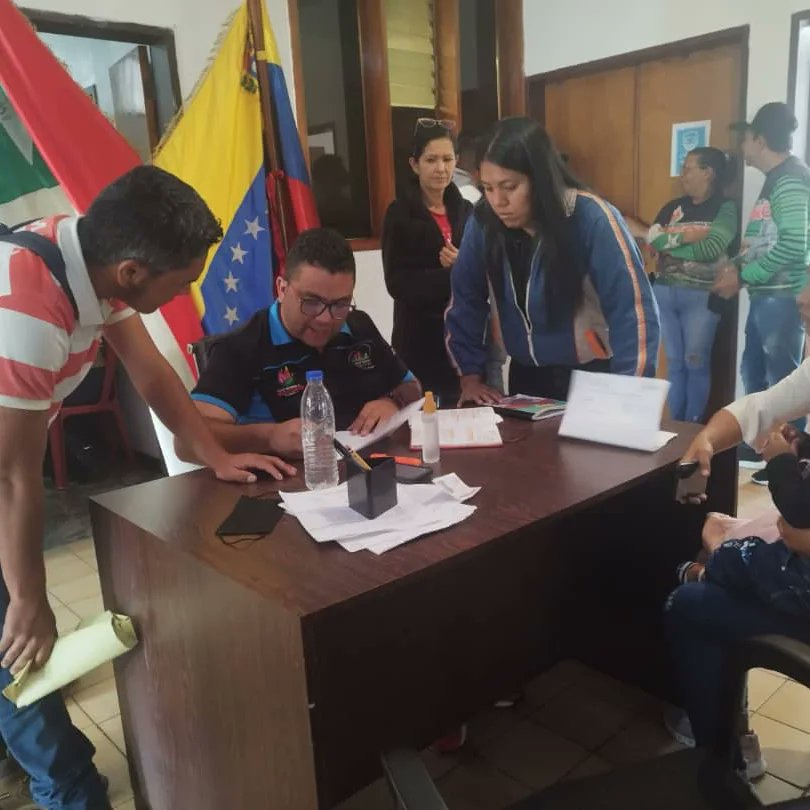 BoconoAlcaldia's tweet photo. Con total éxito se desarrolló el segundo miércoles de Consultas Públicas. El alcalde @alejandro_gc23 atiende directamente a los boconeses y da respuestas inmediatas a sus inquietudes y necesidades. Ahora todos los miércoles podrás conversar con el burgomaestre y su equipo. https://t.co/oWrXKyzEs6