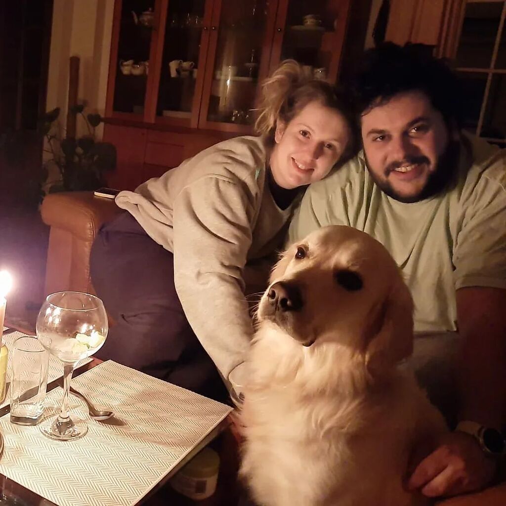 #familyportrait a warm January evening powercut in España. "They can cut our power, but they cannot cut our energy." - Josie Colter, 2023 instagr.am/p/CoeySD7tYk6/