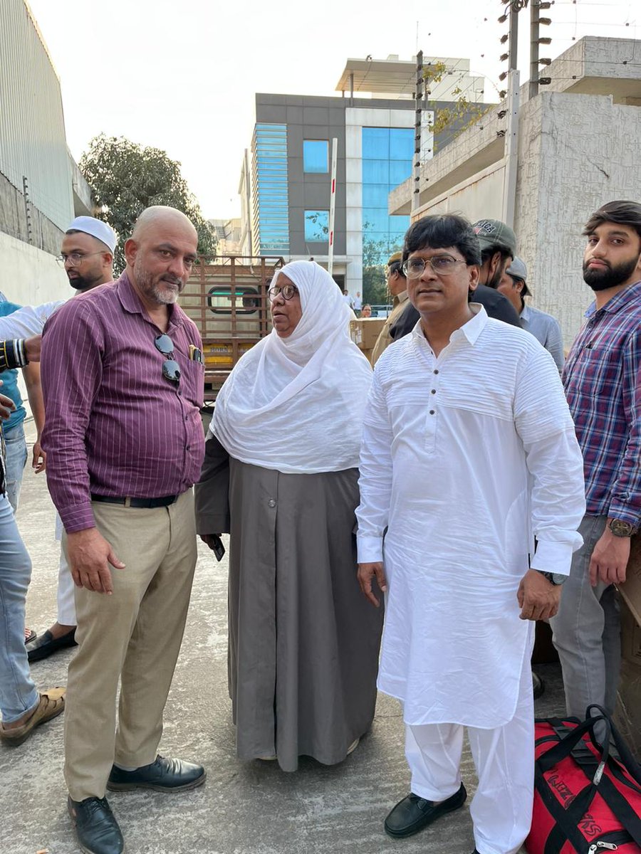 kparveen2005's tweet photo. Went to #TurkeyCounsalate hyd today evening to know how the things are going.Alhamdulillah happy to c our brothers rushing there with helping hands. Now needs #Hotboxes.So the ppl who didn't purchased cloths buy #Hotboxes The court yard of the counsalate is filled with materials. https://t.co/0z9hevKUND