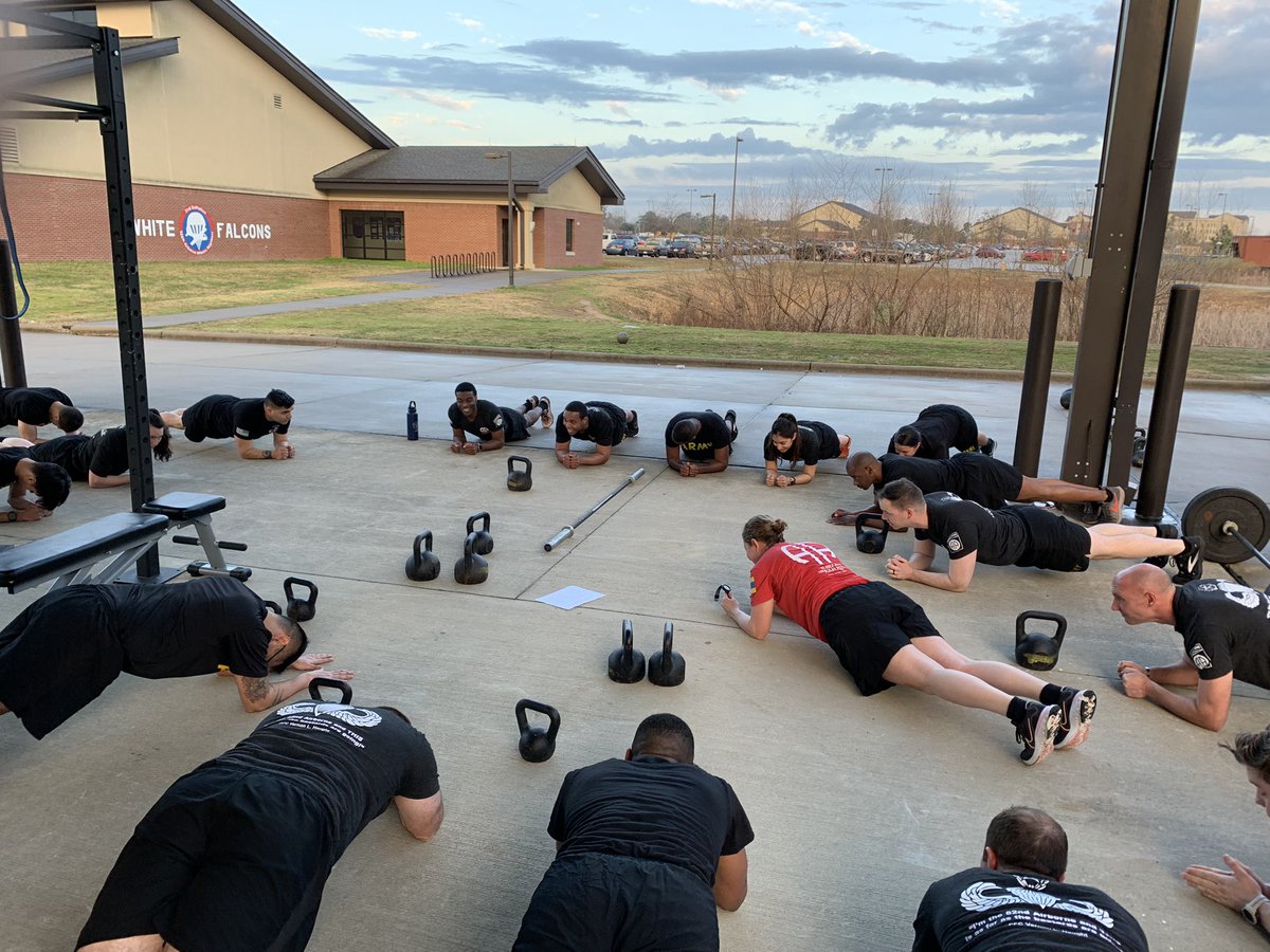FalconBdeCdr's tweet photo. Paratroopers in @2BCT_FALCONS finish each week the same way they begin each week - with great PT! Strength and endurance! #H2F #FalconFit #FalconStrong #LetsGo @82ndABNDiv @18airbornecorps @FORSCOM https://t.co/XEbNW7UJMC
