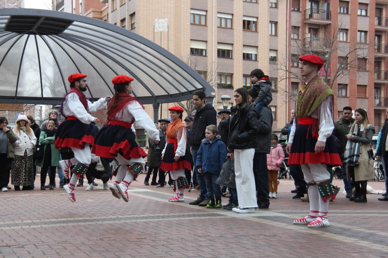 Joan den otsailaren 4an, larunbatarekin, Santa Agedako bezpera-egunez aurreskua plazaratu du <a href="/euskolorak/">Eusko Lorak</a> dantza taldeak. Bihar txotxongilo-taldea eta taldeko kide berriak omendu dituzte. dantzan.eus/kidea/EuskoLor…