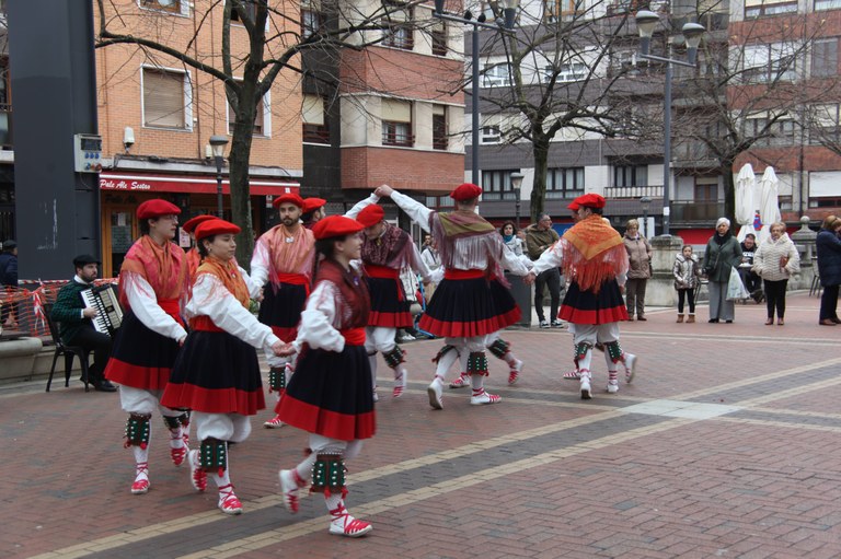 dantzan's tweet photo. Joan den otsailaren 4an, larunbatarekin, Santa Agedako bezpera-egunez aurreskua plazaratu du @euskolorak dantza taldeak. Bihar txotxongilo-taldea eta taldeko kide berriak omendu dituzte. https://t.co/5tgX6tXziC https://t.co/yRICNK2evb