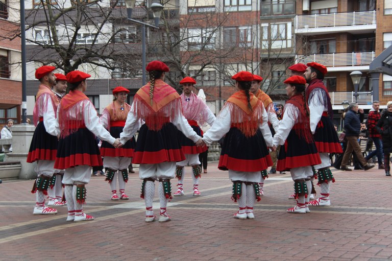 dantzan's tweet photo. Joan den otsailaren 4an, larunbatarekin, Santa Agedako bezpera-egunez aurreskua plazaratu du @euskolorak dantza taldeak. Bihar txotxongilo-taldea eta taldeko kide berriak omendu dituzte. https://t.co/5tgX6tXziC https://t.co/yRICNK2evb