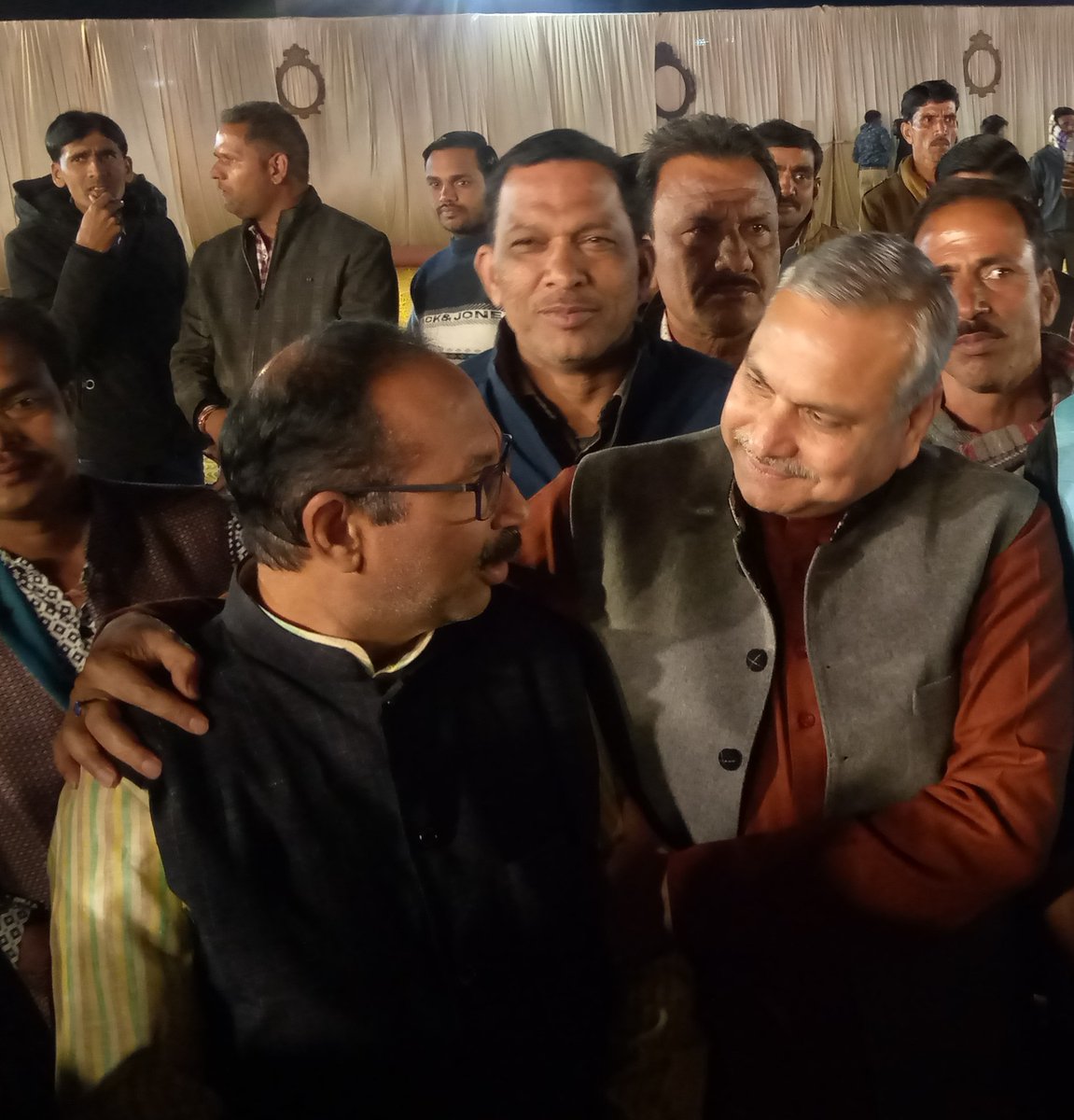 Rammohan3125's tweet photo. भारतीय जनता पार्टी के यशस्वी राष्टीय उपाध्यक्ष परम आदरणीय Saudan Singh जी के आत्मीय स्नेह के साथ सिरोंज में श्री रघुवीर सिंह रघुवंशी (सेठ जी) के सुपुत्र के विवाह समारोह में सम्मिलित होकर शुभकामनाएं दी  Shivraj Singh Chouhan VD Sharma BJP Madhya Pradesh https://t.co/gGTS8xIjlq