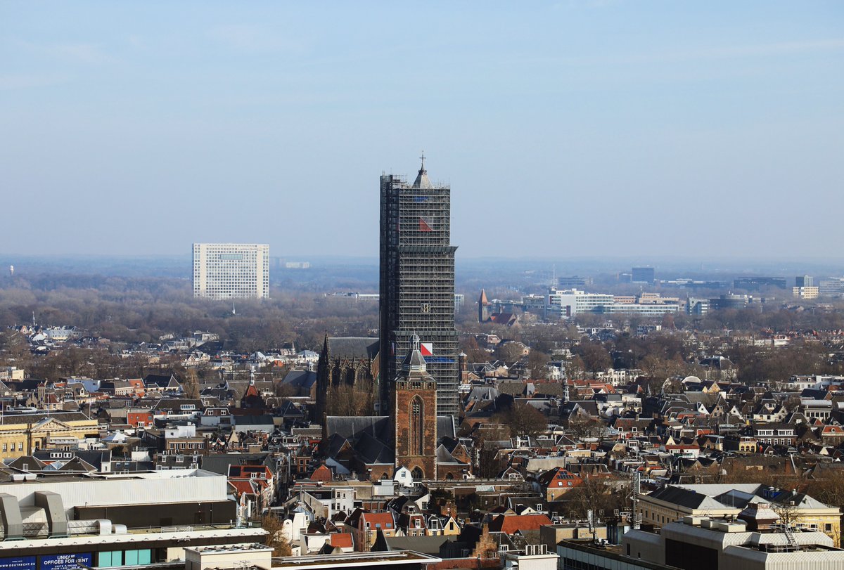 Kiekeboe.

Daar is 'ie dan.....de torenspits. 😍 Beetje bij beetje wordt de Domtoren uitgepakt. Noem het een striptease, noem het wat je wil.

Utrechts trots komt uit de steigers. ❤️