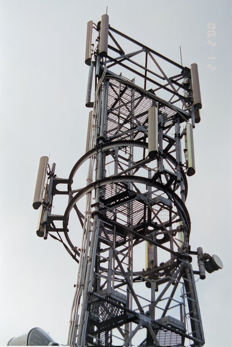 2g_gsm's tweet image. An Orange Swann B2-3 lattice tower with One2One/T-Mobile site share. Both GSM/DCS1800 but note the different sector orientations. Photo from Feb 2000 #2G #GSM #historyoftechnology #industrialarchaeology