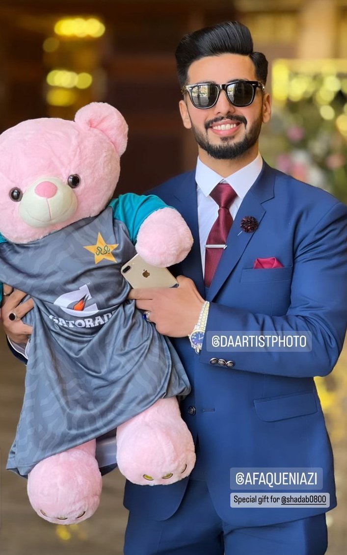 itsxmirha's tweet photo. Perfect wedding gift doesn't exis-
#ShadabKhan #shaddykishadi #afaque https://t.co/Io9oFEpepu