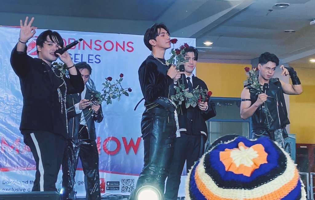 ForOne_Pampanga's tweet photo. @1stoneOfficial 3. Roses (Hold On Performance)🤍
1STONE at ROBINSONS ANGELES
@1stoneOfficial
#1stOneTURNUP
#1stOneKingPampanga
#1stOneMallShow https://t.co/50tnW4eg9j