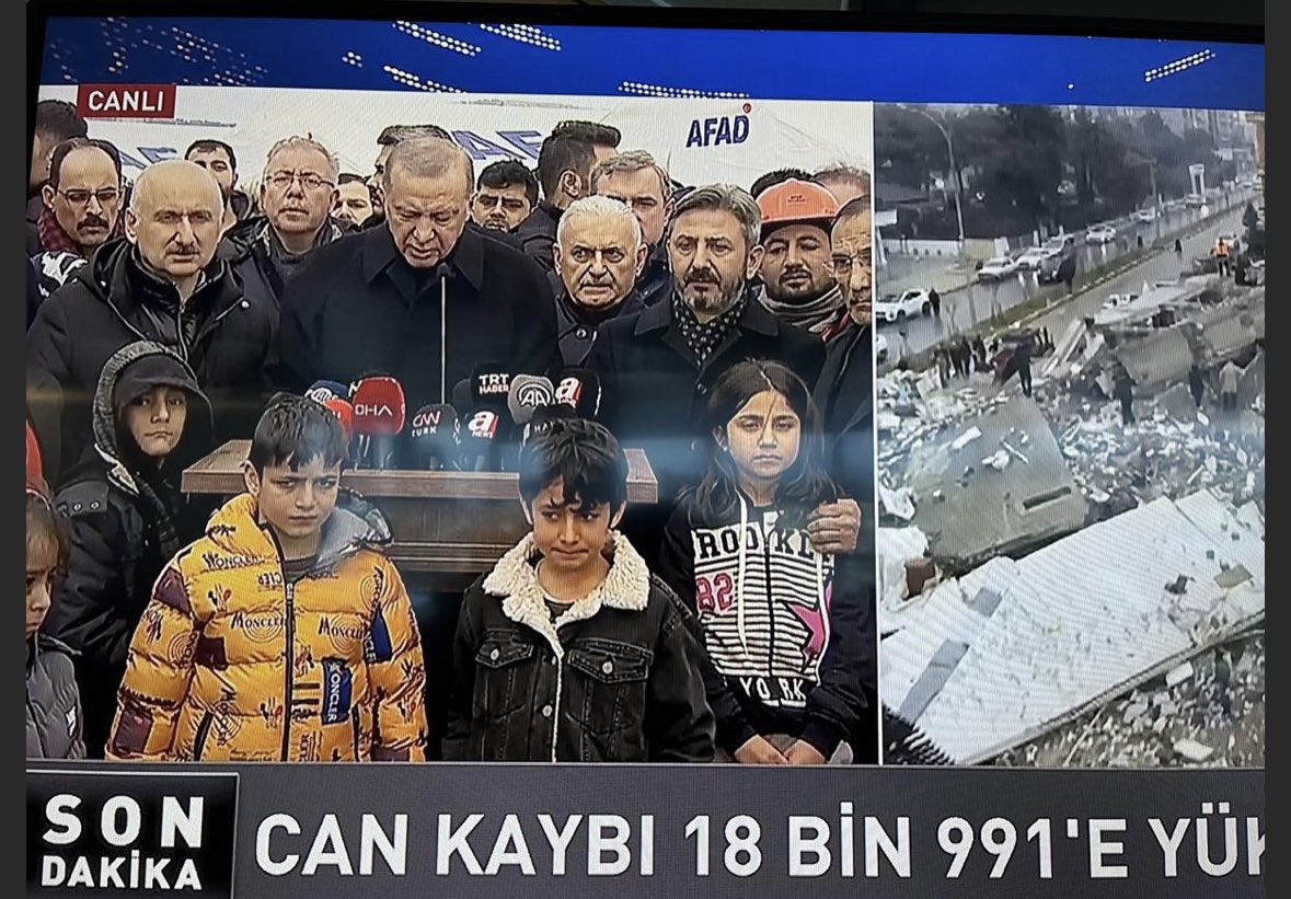 YasarAltundag's tweet photo. Yine ülkem adına utandığım anlardan biri. Bize sil baştan yeni bir siyaset anlayışı, ahlakı lazım. Haysiyeti siyasetin merkezine tekrar koyan. Travması yüzlerinden okunan çocukları ekran önüne çıkararak prim kasan siyaset anlayışını, hem o çocuklar hem de kendimiz için reddeden. https://t.co/DQPNQyv1X0