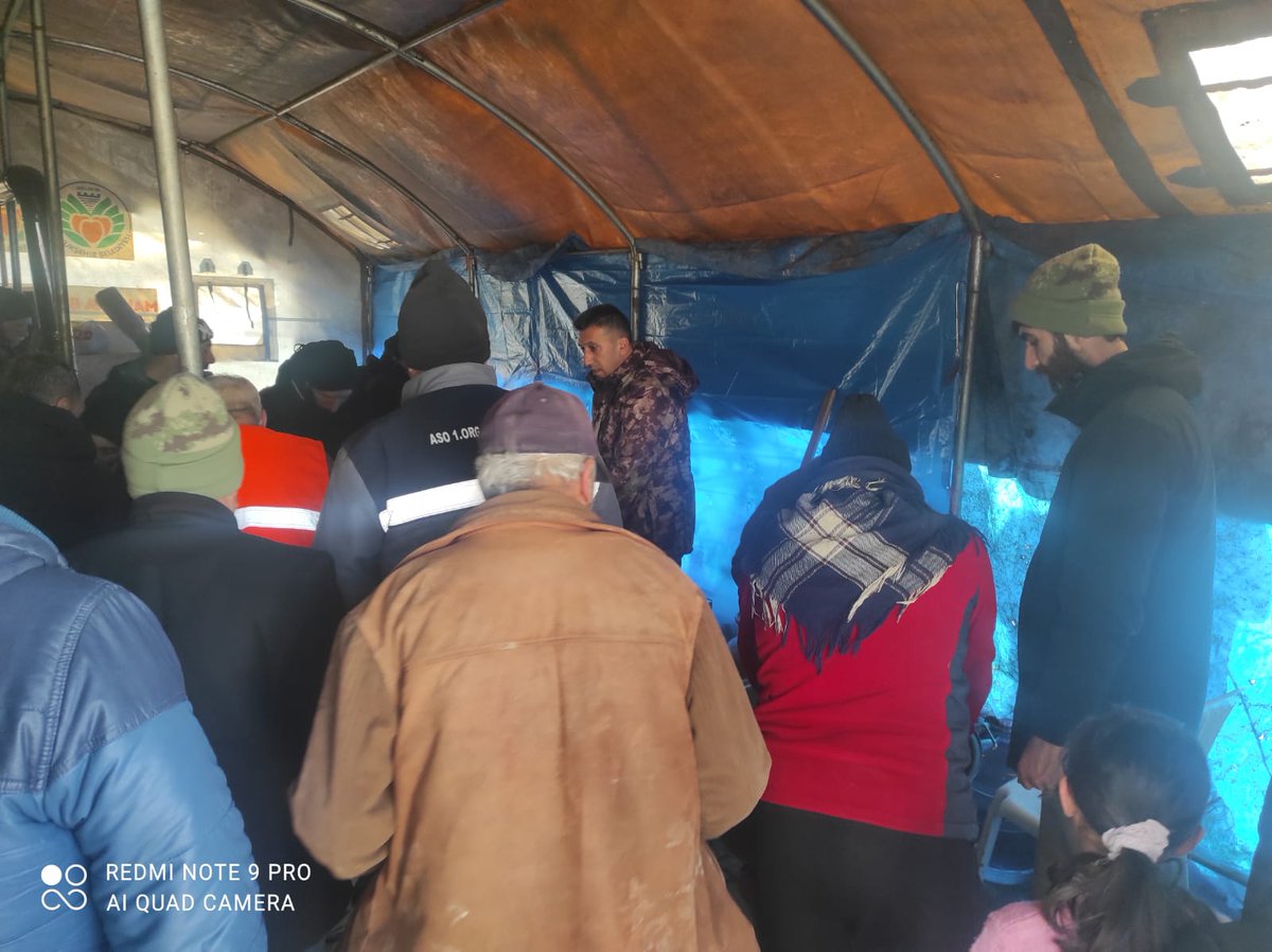 vazenan's tweet photo. Arkadaşlarımız depremin 4. gününde de resmi makamlar koordinatörlüğünde sıcak yemek hizmeti sunmaya devam etmektedir. Rabbim halkımızın ve dara düşenlerin yaralarını sarmaya çalışan herkesin yardımcısı olsun. https://t.co/TH5gIASDIx