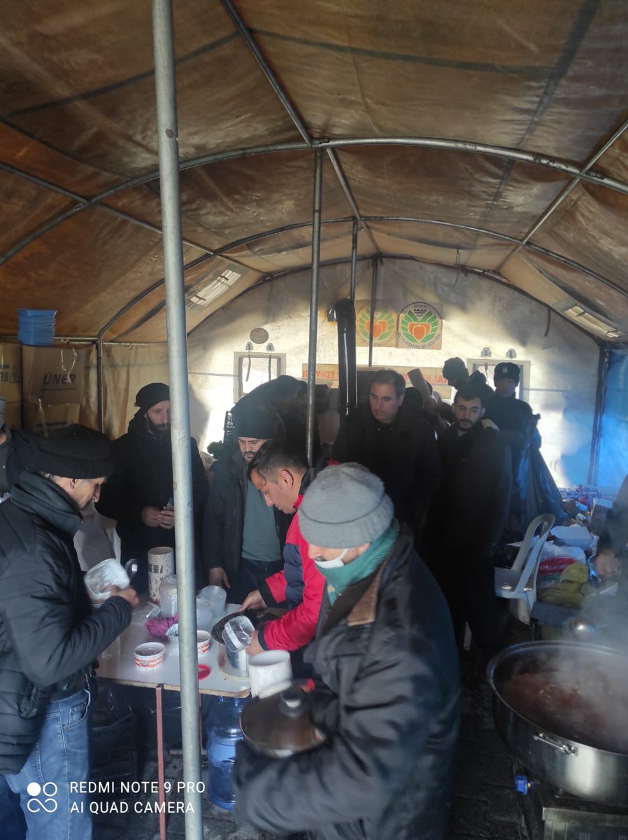 vazenan's tweet photo. Arkadaşlarımız depremin 4. gününde de resmi makamlar koordinatörlüğünde sıcak yemek hizmeti sunmaya devam etmektedir. Rabbim halkımızın ve dara düşenlerin yaralarını sarmaya çalışan herkesin yardımcısı olsun. https://t.co/TH5gIASDIx