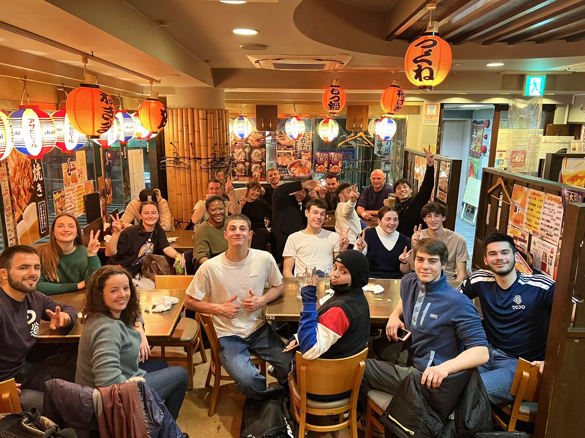 aratajudo's tweet photo. フランスチームのアテンド最終日は、酒と食事をご馳走していただきました！本当にありがとうございます。
酒を飲んで酔っ払えば、言葉の壁は何とかなります😂🍻
素敵な贈り物もありがとうございます🎁 大切に使います🙏
#Judo #France #Merci https://t.co/FX7jVm0Par