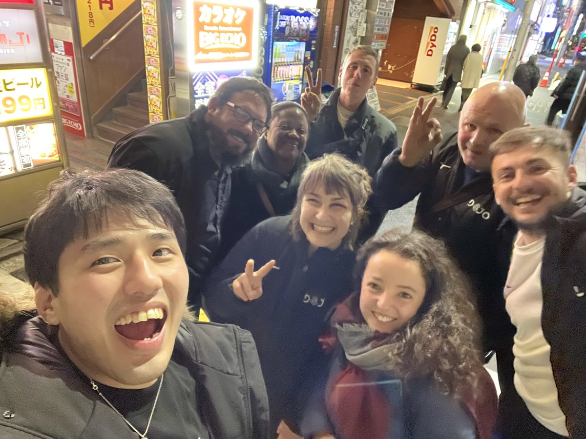 aratajudo's tweet photo. フランスチームのアテンド最終日は、酒と食事をご馳走していただきました！本当にありがとうございます。
酒を飲んで酔っ払えば、言葉の壁は何とかなります😂🍻
素敵な贈り物もありがとうございます🎁 大切に使います🙏
#Judo #France #Merci https://t.co/FX7jVm0Par