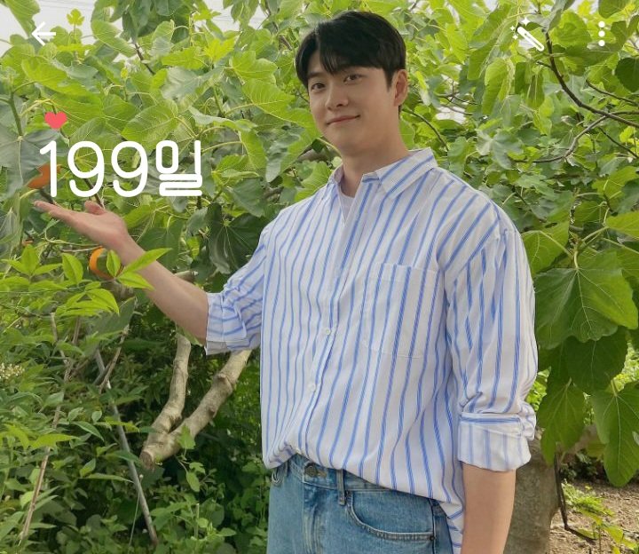 현생땜에 너무 바빠 못 들어왔는데 
내가 유나니를 199일동안 마음 속에 품고 있었구나... 403일동안 더 품을게