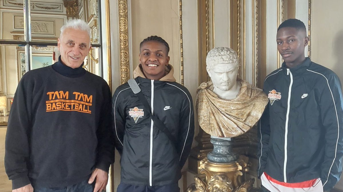 Lo #Sport come integrazione e formazione dei giovani #TamTamBasket #Castelvoltruno in tournée a #Vienna. Grazie #Massimo #Antonelli per la visita a  #Metternich e complimenti  bellissimo lavoro!

<a href="/ItalyinAustria/">Italy in Austria</a> #Ludovica #Rossi #Purini <a href="/ItalyMFA/">Farnesina 🇮🇹</a> <a href="/Italbasket/">Italbasket</a> #Caligola #Tito