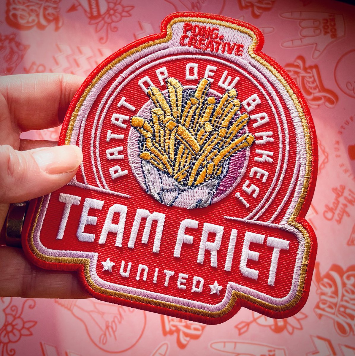 pongcreative's tweet image. Ha! Carnavalvierend Brabant!Alléén samen vormen we een front tegen de patatzeggers, die cultuurbarbaren die er heulemoal niks van snappen!
Daarom een Team Friet United embleem! 

Voor 5 € (productiekosten en verzenden) sturen we ‘m op.
❤️🍟❤️🍟❤️🍟❤️🍟

charliebucket.nl/product/teamfr…