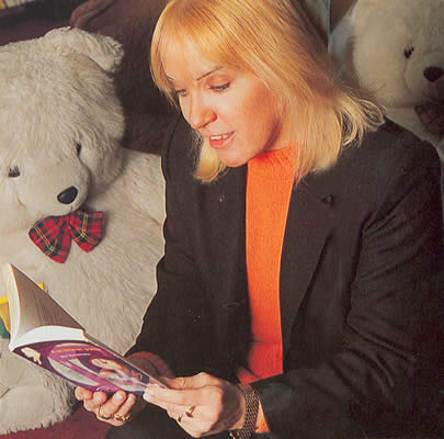 Todos los años me acuerdo de Elsa Bornemann, pilar histórico de la literatura de género de terror y puerta de acceso a la lectura y escritura de muchos. Ahora que el terror argentino está en auge, hay que tenerla mas presente que nunca. Así, toda tierna y escalofriante.