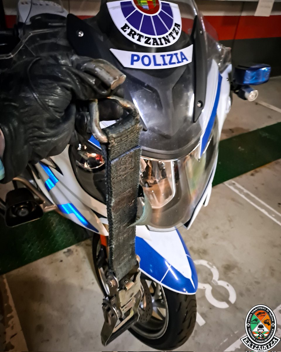 ETrafikoa's tweet photo. 🚨Una actuación típica de cualquier turno es atender accidentes o averías por pisar objetos caídos de camiones🧐

🚨Garraiolaria, lotu zure estibatzeko eta lotzeko tresnak...🧐
🔹#Ertzaintza_trafikoa 
🔹#Ertzaintza 
🔹#Trafikoa
🔹#Tráfico 
🔹#Policía
🔹#Polizia
🔹@ertzaintzaejgv https://t.co/9Awro9CmqC
