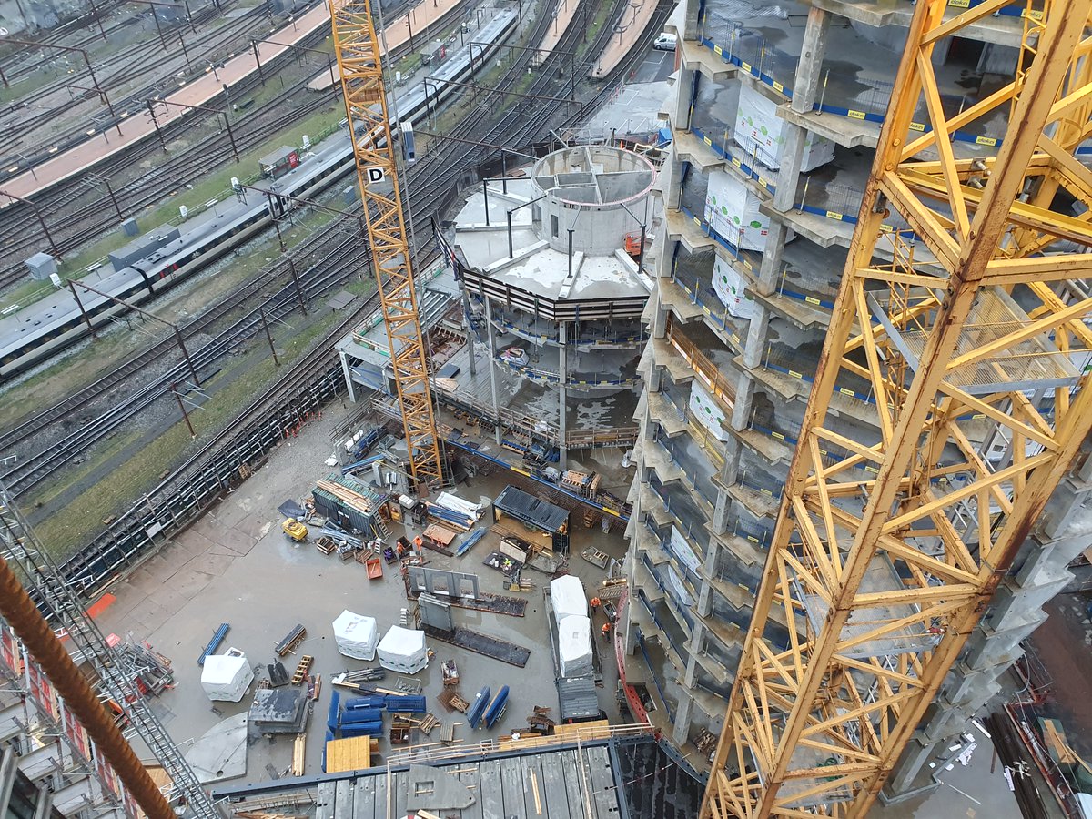 DanmarkDoka's tweet photo. 🙂🙃Vi kigger op og vi kigger ned – #Postbyen – besøg hos #CGJensen på #de5tårne, som opføres i insitu. Alt kører. 👍#DokaDanmark #København #insitu #formwork #docamatic #formbord #dækbord #RTU #FreeFalcon #forskallingseksperten #constructionindustry #alwaysatyoursite https://t.co/dKmkn7AOdV