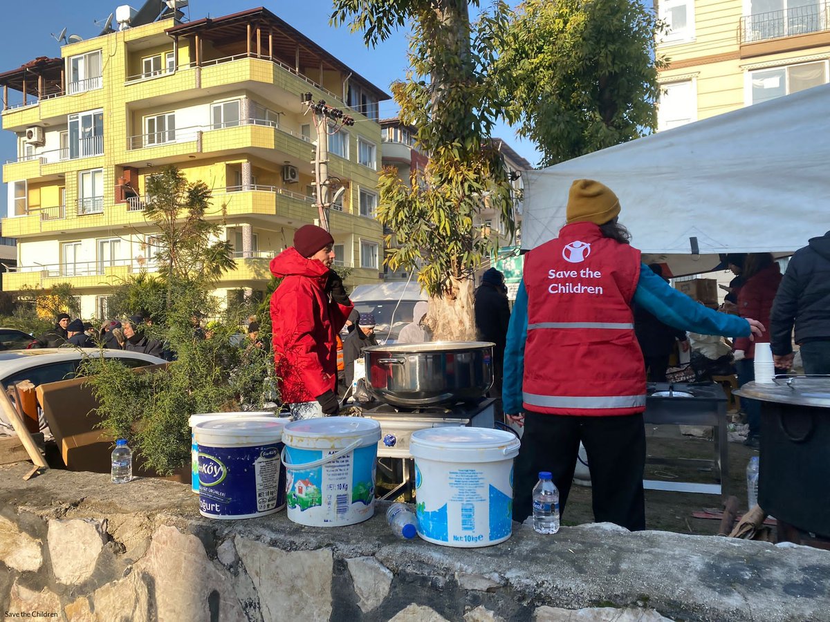 SaveChildrenIT's tweet photo. #Siria e #Turchia sono alle prese con uno dei peggiori sisma di questo secolo, si rischia una terribile catastrofe umanitaria. I bambini sono senza riparo e acqua, i bisogni crescono ogni giorno. Stiamo distribuendo cibo e tende per tenere i bambini al caldo e all'asciutto. https://t.co/otLdAmlaR2