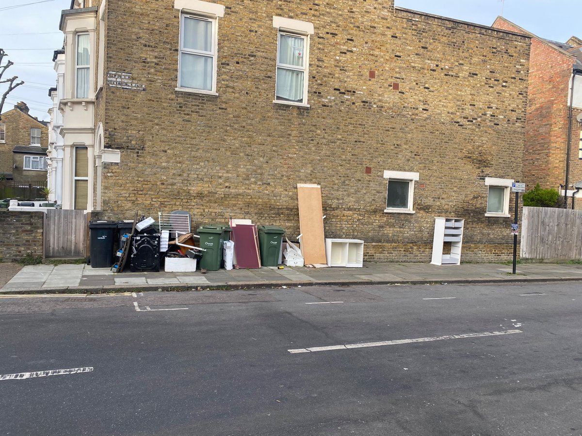 Eeernie1's tweet image. @lambeth_council @ferndalelabour . Tintern st again , is this ever going to be stopped , cameras to stop cars get one on this corner to stop this . HELP @clairekholland