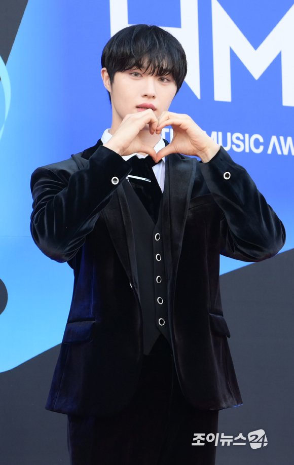 CIX_NAVER's tweet photo. ⬇️ more articles ⬇️

🔗https://t.co/E2pbh85jS7
🔗https://t.co/fPymszGaTc
🔗https://t.co/avrBuWsouy

Always upvote, recommend, and share all the articles, FIX! 🌱💙

#CIX_NAVER #CIX #씨아이엑스 @CIX_Official @CIX_twt https://t.co/zoPh0KXoig