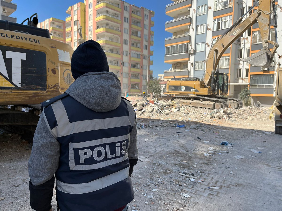 TEYAKKUZDAYIZ❗

1️⃣4️⃣.9️⃣6️⃣6️⃣'sı takviye olmak üzere 
toplam 6️⃣6️⃣.6️⃣6️⃣2️⃣ personelimizle deprem bölgesinde 7/24 sahadayız, görev başındayız.

Arama-kurtarma çalışmalarının yanında can ve mal güvenliğine karşı işlenebilecek muhtemel asayiş suçları için önlemlerimizi de alıyoruz.