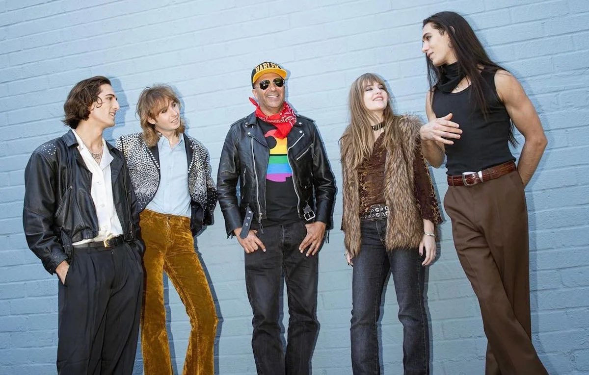 LeonardoPanetta's tweet photo. Tom Morello che, da chitarrista di una band anti-sistema come i RATM, si ritrova a Sanremo  a suonare dietro lauto cachet con i Maneskin (anche nel disco), rispecchia in pieno la parabola del progressista medio destinato a soccombere al fascino discreto della borghesia. https://t.co/tdMUK8DLrd