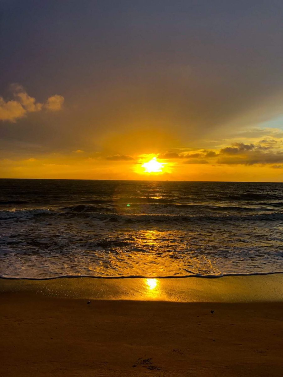 mboapic's tweet photo. Bonjour à tous,
Pour un mois de Février ensoleillé
10.02.2023
Couché de soleil sur la plage de Kribi,
Crédit photo: @ifeyibatindek 📸
Balade au coucher du soleil en Afrique.
Découvrir l'Afrique ➡😱🌇
#mboapic #street #streetphotographer #sunsethunters
#BaladeEnAfrique https://t.co/tiu1bKJ9fm
