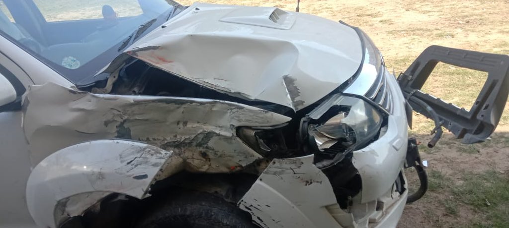 चित्रकूट- सड़क हादसे में बाल बाल बचे पूर्व विधायक वीर सिंह पटेल। पहाड़ी पेट्रौल पम्प के पास अज्ञात ट्रक ने फार्च्यूनर गाड़ी में मारी टक्कर। धाता से निमंत्रण से वापस आ कर्वी आते वक्त हुआ हादसा। ड्राइवर विकास को आई गंभीर चोट, प्रयागराज किया गया रिफर।पहाड़ी थाना क्षेत्र का मामला