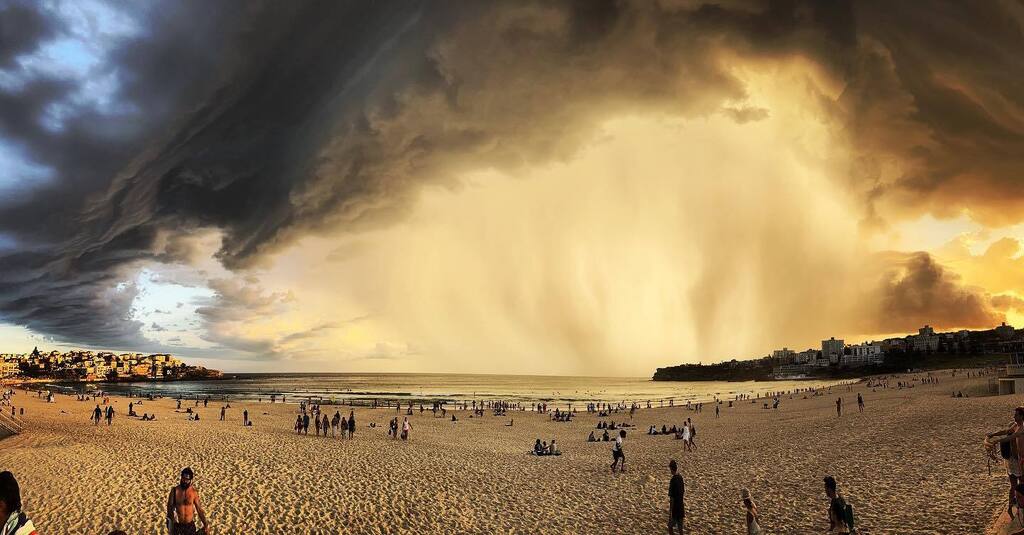 iquean's tweet photo. It’s coming #bondibeach #massivestorm https://t.co/cIQ7PAwcpK https://t.co/slEfiMl86L