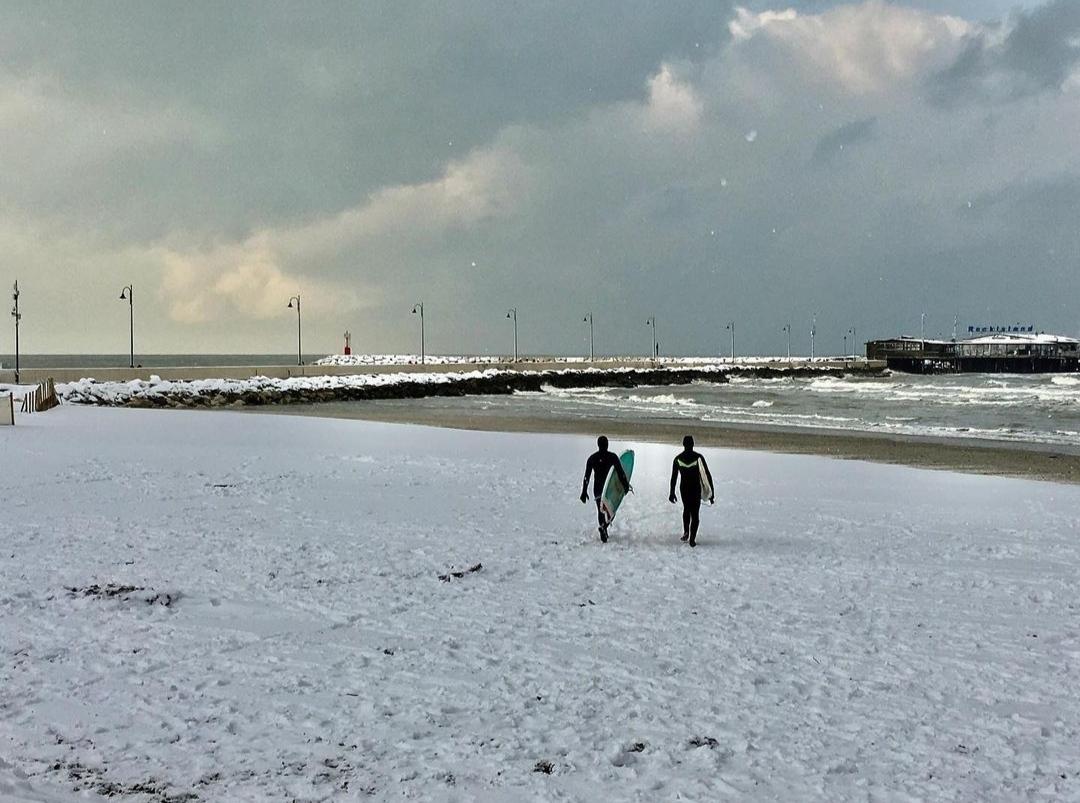 Il connubio surf e neve nello scatto di @andreaarduini_ . Solo a Rimini 🏄🌨️😍

#rimini #comunerimini #neve #surf