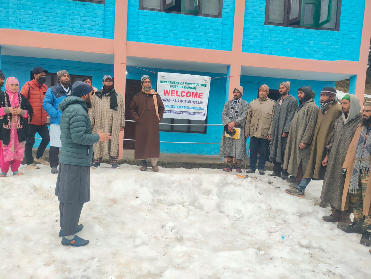 HorticultureDe7's tweet photo. Team CHO-R doing area expansion and spreading of awareness about the CSS/UT Capex and latest technologies through organizing of awareness camps on daily basis. Also the hands on training and pruning of the fruit trees is being performed and show cased. @dcramban  @Divcomjammu https://t.co/Vk6lSx4VVN