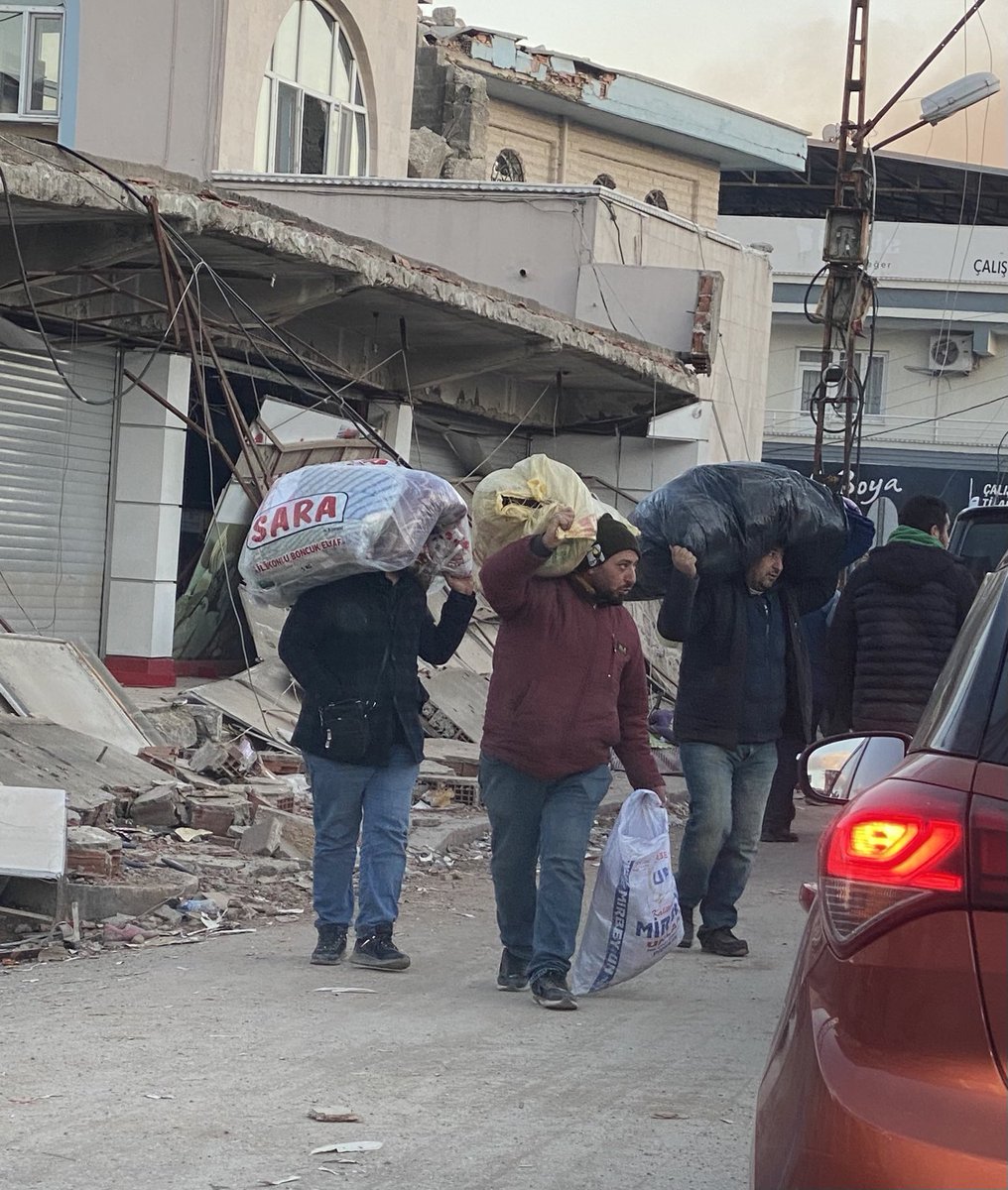ustunezer's tweet photo. 4 günden beri ANTAKYA’dayım
Yardımlar yerini bulmuyor inanılmaz talan ediliyor.
Sahte görevliler , başka illerden gelen hırsızlar, işgalci hırsızlar kamyonetlerini doldurarak ÇALIYORLAR !
Telefonda açıktan 
- 12 ton kamyon getirme TIR ‘la gel , çok mal var burada , acele et diyor https://t.co/tfJmDvyAqQ