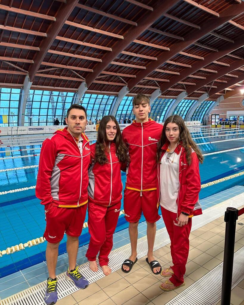 natacastilla's tweet photo. Esta tarde comienza el Campeonato de España CCAA infantil júnior en Torrevieja. Nuestros nadadores debutan en:

@_hugolbn_ 200 espalda
@jimenaagnzz 200 espalda
@nataliaagnzz 100 y 800 libre https://t.co/6UmYrfRKVE https://t.co/wz8Gb9f656