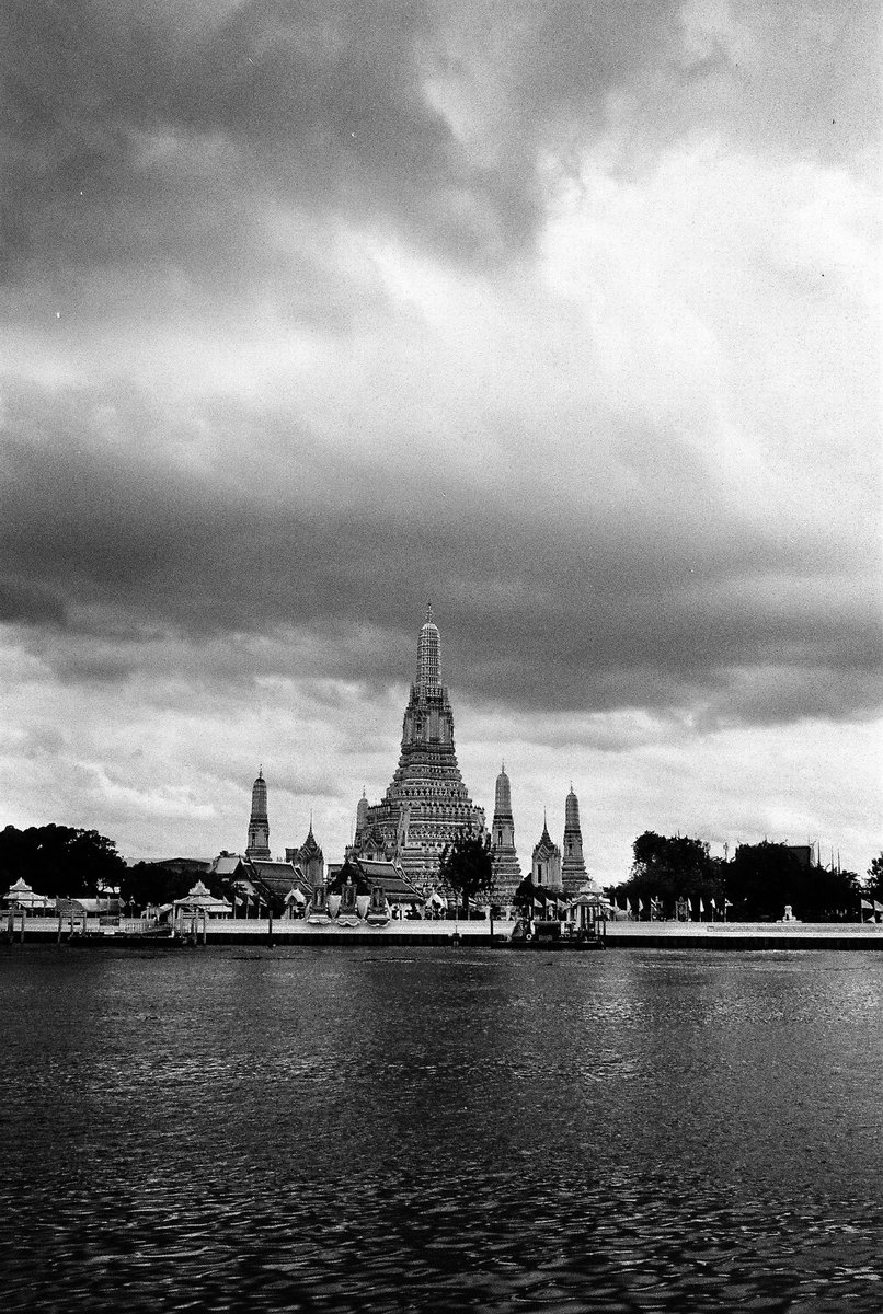 Wat Aroon 
#fomapan100 #nikomatftn #monochrome #bangkok #thailand #chaoprayariver #templeofthedawn