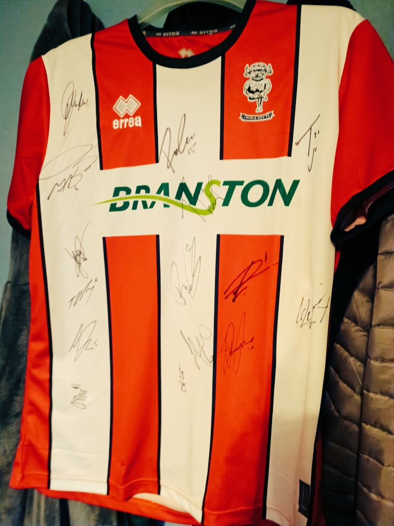 tclansee's tweet photo. Never forget your roots ⚽

Massive thanks to @Paudie97 and his @LincolnCity_FC teammates for signing this shirt and donating to Breska Rovers.

This will help in @breskarovers 'Masked Singer' fundraiser happening this evening. @teamshm_  #UpTheSka #WeAreImps https://t.co/FXGDjyDkei