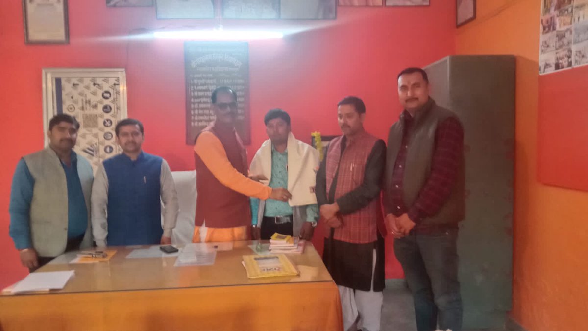 BrijeshManiMis3's tweet photo. भाजपा आईटी विभाग के महानगर संयोजक प्रिय समीर श्रीवास्तव जी को उनके जन्मदिन के अवसर पर अपने श्री गोरक्षनाथ संस्कृत विद्यापीठ पर प्राचार्य डॉ अरविंद कुमार चतुर्वेदी जी, आचार्य डॉ रंगनाथ त्रिपाठी जी, प्रिय पियूष मिश्र जी तथा प्रिय मुकुंद पांडे जी के साथ शुभकामना दिया। https://t.co/zSQ11cqgCD