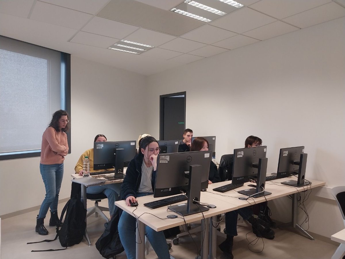 Master_TSM's tweet photo. #TSMSkillsLab #ULille Jour 3
9 h 00 : aujourd’hui, arrivée de nombreuses personnes pour la traduction !
Les projets d’allemand et de chinois sont lancés avec notamment Cécilia et Laurine. https://t.co/LLl1or9qAh