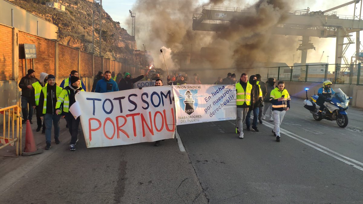 USTP_PortDeBcn's tweet photo. Coordinadora USTP, en lucha por un trabajo digno y los derechos de las personas trabajadoras de la comunidad portuaria 💪💪💪✊🏼✊🏼

#Bergé #Huelga #portnou https://t.co/3p2Gmww7fj