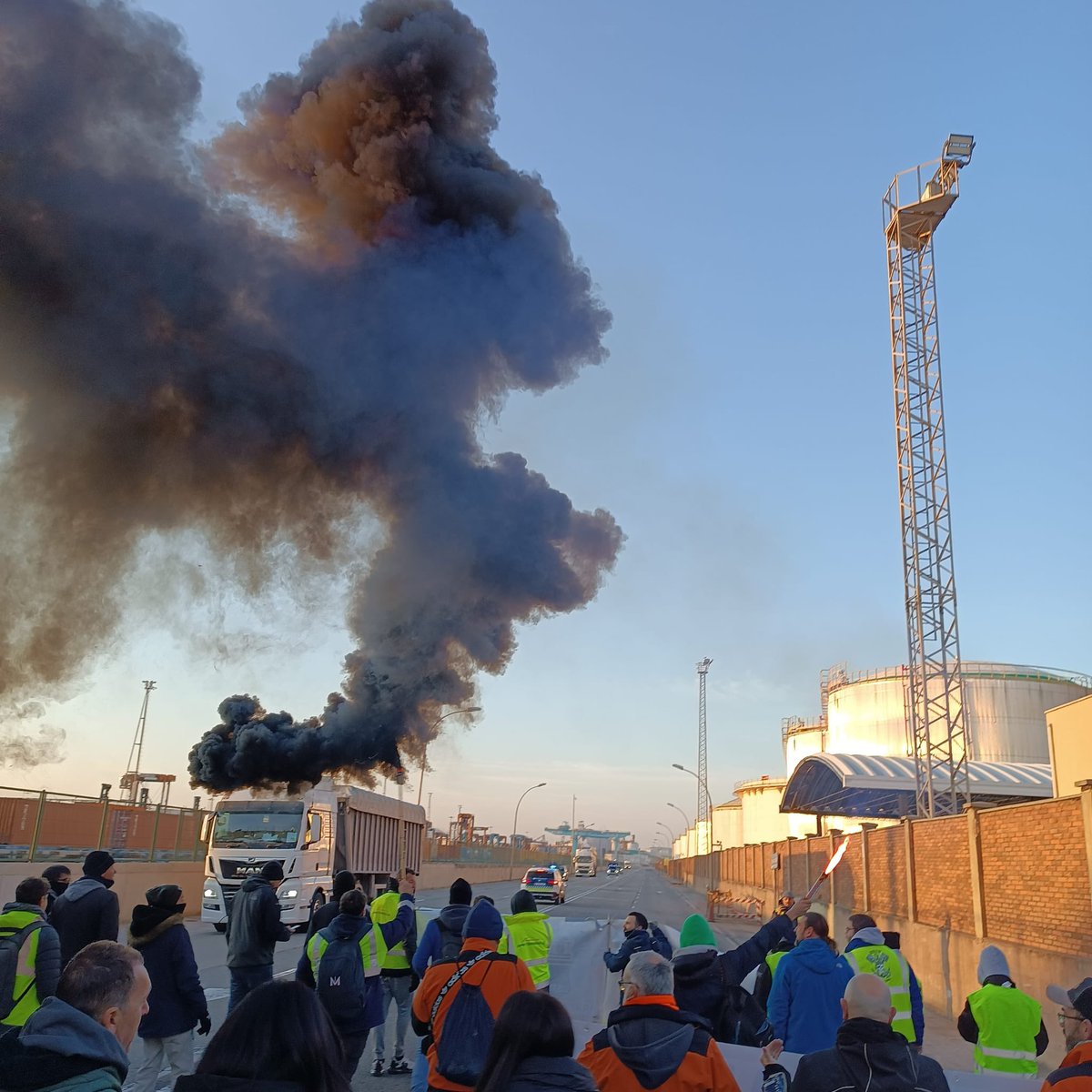 USTP_PortDeBcn's tweet photo. Coordinadora USTP, en lucha por un trabajo digno y los derechos de las personas trabajadoras de la comunidad portuaria 💪💪💪✊🏼✊🏼

#Bergé #Huelga #portnou https://t.co/3p2Gmww7fj