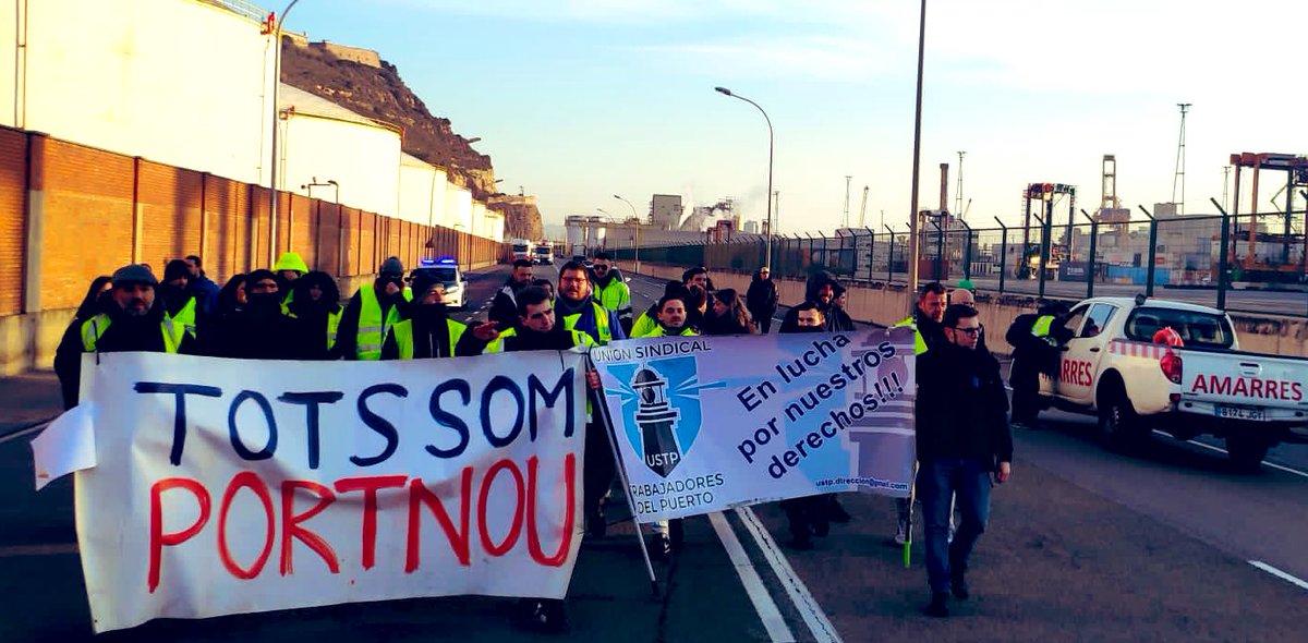 USTP_PortDeBcn's tweet photo. Coordinadora USTP, en lucha por un trabajo digno y los derechos de las personas trabajadoras de la comunidad portuaria 💪💪💪✊🏼✊🏼

#Bergé #Huelga #portnou https://t.co/3p2Gmww7fj